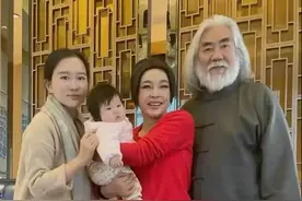 65岁刘晓庆面部肿胀，身材发福，垮成这样还能嫁入豪门当阔太图片