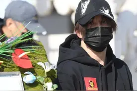 薛之谦泪洒赵英俊追思会，曾帮挚友苦寻抗癌药，为他手术签字图片