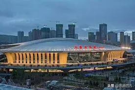 在新疆坐火车是种怎样的体验？为啥绿巨人动车被称为“垃圾桶”?图片