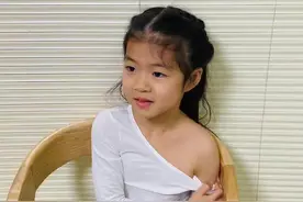 章子怡晒5岁女儿打针照，醒醒五官越来越清秀，但到底长得像谁？图片