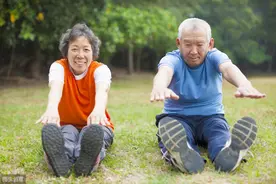 人老腿先衰，"腿部"出现4个信号，或是疾病"报到"，莫忽视图片