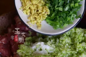 酥炸西葫芦猪肉丸子这样做，保证一次就做成，简单又好吃图片