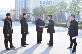 检察长走访慰问困难职工图片