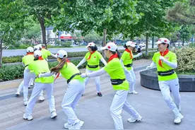 重返童年！老顽童们系上红领巾玩起老鹰捉小鸡，78岁老人：只要心态好天天都是儿童节图片