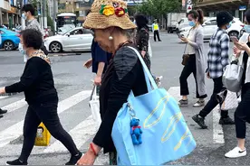 上海街头的“阿姨爷叔”，穿衣比90后还潮，用心变老，真的很酷图片