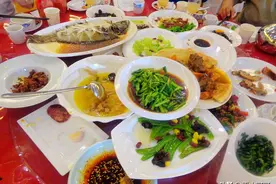 五一大假参加婚礼，热乎乎一桌菜，就等上筷子，真是长见识了图片