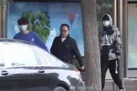 鹿晗去酒吧被拍后，被扒同行的疑似还有黄旭熙，因扎染卫衣被认出图片