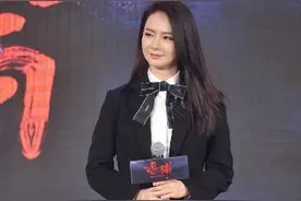 发福的戚薇，一袭网纱透视裙，两条大象腿一览无余图片