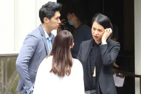 40岁胡杏儿拍戏路透曝光，穿超短裙大腿粗壮暴露发福身材图片