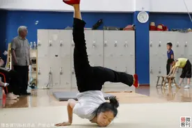 14岁女孩学杂技5年每天练功9个小时，专攻柔术图片