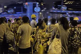 凌晨等活的合肥民工：两轮大拆建中或月入两万，或给儿子买房图片