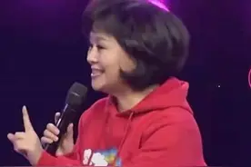 55岁鞠萍胖出双下巴，带儿子再嫁神秘老公获幸福，优雅老去惹人羡图片