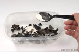 泡木耳，很多人一加水就错，厨师朋友教我秘诀，3分钟木耳大又软图片