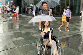 知名网红引群嘲！雨天坐轮椅出行称脚有洁癖，晒美照却光脚踩马路图片