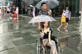 知名网红引群嘲！雨天坐轮椅出行称脚有洁癖，晒美照却光脚踩马路图片