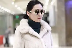 陈红发福后更显富态，白色皮草配皮裤时髦保暖，满满都是贵妇范图片