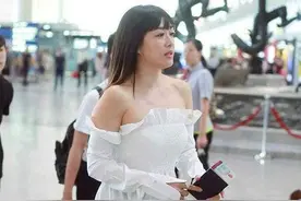 钟丽缇瘦出了新高度！剪了齐刘海穿一字肩上衣，像个年轻小姑娘图片