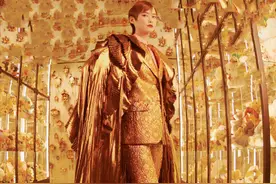 37岁李宇春王者归来，烈焰战袍拍时尚大片，蛋糕网纱裙COS小公主图片