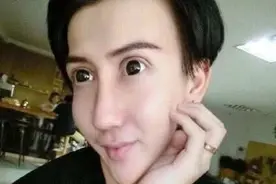 还记得蛇精脸网红刘梓晨吗，如今他怎么样了？图片