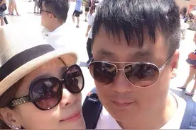 宋晓峰老婆原来这么漂亮，颜值不输明星，穿旗袍曲线迷人气质出众图片