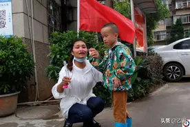 男童7岁依然不会说话，妈妈离开爸爸消失，暖心婶婶携其求医图片