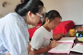孩子暑期作业不会做，发信息问老师，老师久久没回却发了条朋友圈图片