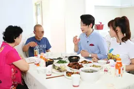 女儿第一次带男友回家，吃饭时他起身一个小动作，父亲劝不能嫁图片