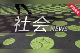 广中路广粤路交通事故，半挂车转弯轧死骑车男子图片