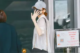 古力娜扎私服，白色透视衬衫配吊带牛仔裤，帅气不失性感身材超好图片