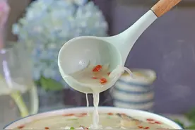 湘菜萝卜丝鲫鱼汤，萝卜和鲫鱼的好吃做法，汤白味美，口感鲜甜图片