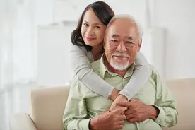 “老夫少妻”有真爱吗？65岁大爷：和50岁女人再婚后，我伤心欲绝图片