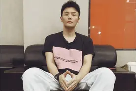 李荣浩深夜“撒娇”，一句“在一起嘛好不好”，粉丝直呼甜到牙疼图片