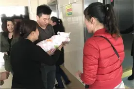 宝宝出生时，第一个抱孩子的要避开这4种人，并非迷信有科学依据图片