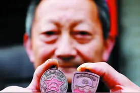 阳新村民捐赠“淞沪抗战”纪念章图片