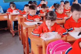 搞笑动图：老师说要把书本里的知识灌输到脑袋里图片