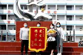 感恩母校，难忘恩师！学生家长为许昌市第三高级中学送来锦旗图片