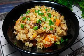 天冷了，就要吃得饱饱的：南瓜鸡肉焖饭，不爱南瓜也能吃两碗图片