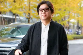 51岁高晓松瘦身成功，26天减重26斤，穿黑色开衫像换了个人图片