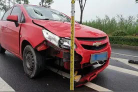 江苏南通：触目惊心！路口玩手机+闯红灯+超速，“嘭！”电动车被撞飞……图片