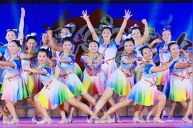 “永远跟党走”——第18届海南省东西南北中广场文艺会演暨广场舞展演（东部片区）在万宁圆满举行图片