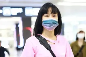 如今没有刻意摆拍的机场街拍，暴露了明星真实的身材和时尚品味图片