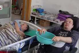 泪目！36岁瘫痪儿子照顾62岁瘫痪父亲，还收留了一只流浪猫图片