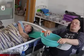 泪目！36岁瘫痪儿子照顾62岁瘫痪父亲，还收留了一只流浪猫图片