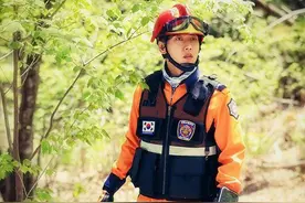 37岁朴海镇晒剧照，救援服难掩大长腿，网友不舍成forest太好看图片