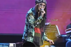 黄伟文晒《倾城》手稿自曝无法联络原唱，45岁许美静未隐退略发福图片