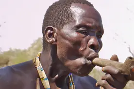 现实版“上帝也疯狂”？非洲淳朴原始部落，却因现代文明起纷争图片