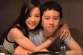 毁三观！12岁断奶，15岁才与母亲分房睡，巨婴下场如何？图片