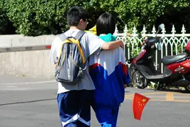 男生约女同学来家里玩，父母看到监控后：现在的学生不廉耻图片
