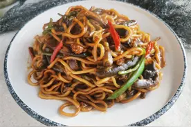 用茄子和面条一起搭配做焖面，又香又入味，做法简单容易学图片