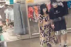 张杰谢娜带双胞胎女儿逛商场，没有明星架子，捞金鱼享天伦之乐图片